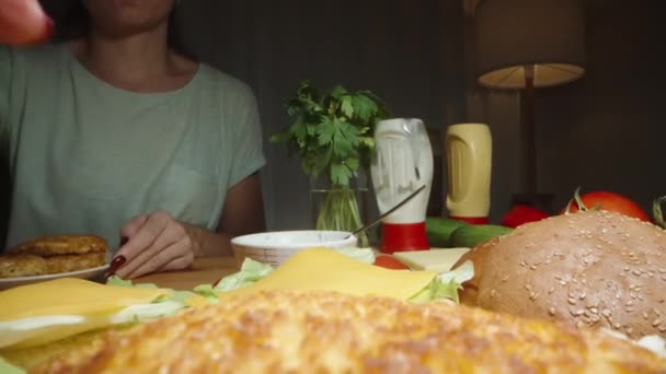 Femeia Pregătește Burgeri Casă Plasează Rețele Pui Brânză Bun Dolly — Videoclip de stoc