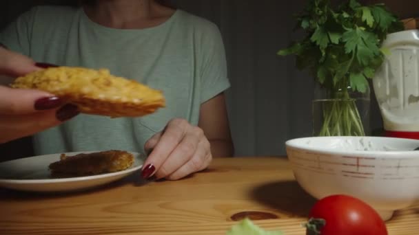 Kadın Hamburgerler Için Köfte Yerine Kızarmış Tavuk Yiyor Dolly Kaydırıcı — Stok video