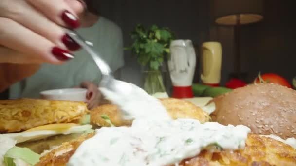 Con Salsa Blanca Mujer Unta Empanadas Pollo Hamburguesa Comida Casera — Vídeos de Stock