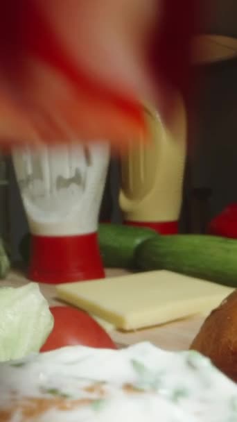 Függőleges Videó Paradicsomszeleteket Tesz Hamburgerekre Házi Készítésű Vacsorát Asztalra Dolly — Stock videók