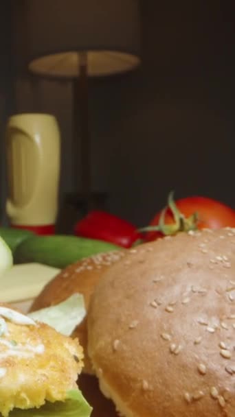 Вертикальное Видео Вечером Лампой Женщина Готовит Ужин Домашние Гамбургеры Сверху — стоковое видео