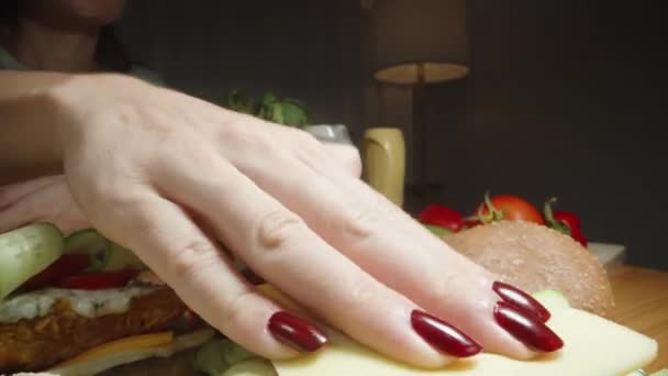 Квадратными Ломтиками Сыра Женщина Покрывает Ингредиенты Бургере Домашний Ужин Темном — стоковое видео