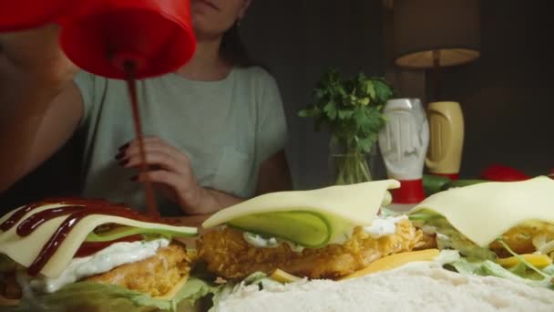 Mujer Vierte Ketchup Encima Las Hamburguesas Que Ella Misma Hizo — Vídeos de Stock