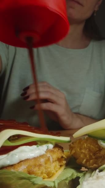 Vídeo Vertical Mulher Derrama Ketchup Cima Dos Hambúrgueres Que Ela — Vídeo de Stock