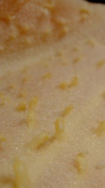 Dikey video. Seedless Pulp 'lu yarım Papaya. Dolly kaydırıcı aşırı yakın çekim.