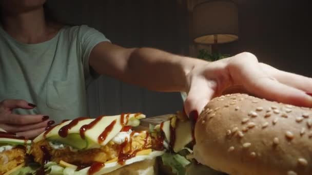 Kobieta Kończy Przygotowywanie Hamburgerów Domowej Roboty Poprzez Umieszczenie Bułek Sezamem — Wideo stockowe