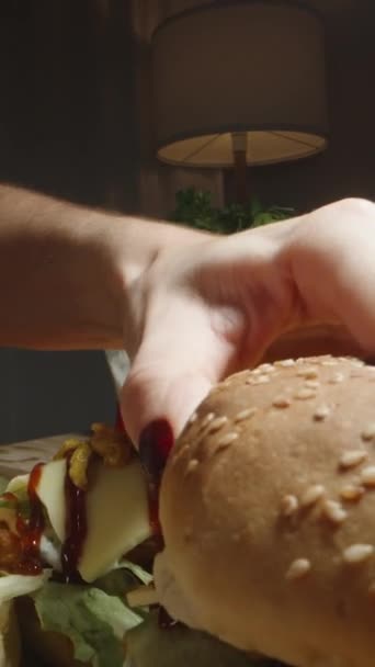 Dikey Video Kadın Üzerine Susamlı Çörekler Koyarak Yapımı Hamburgerlerin Hazırlığını — Stok video