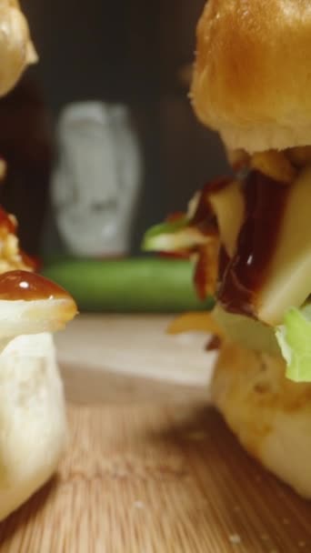 Video Verticale Quattro Hamburger Fatti Casa Una Tavola Legno Semioscurità — Video Stock