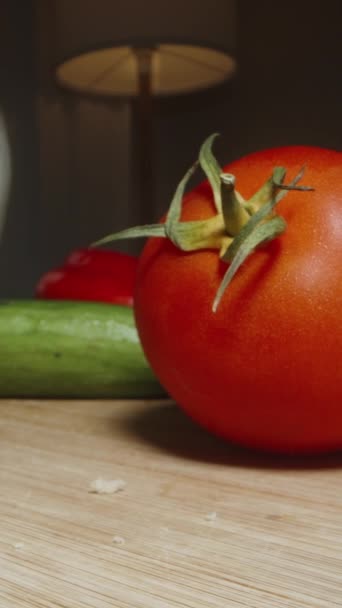 Vertikální Video Zelenina Omáčky Hamburgery Vzadu Stole Kamera Pohybuje Přes — Stock video