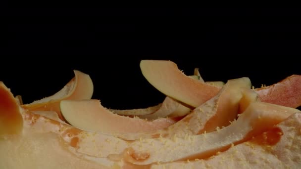 Pokrojone Kliny Papaya Bez Nasion Czarnym Tle Dolly Suwak Ekstremalne — Wideo stockowe