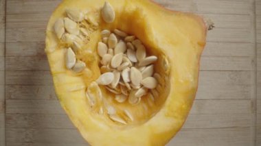 Kamera Bir Hokkaido Balkabağının Üzerine Düşer ve Tohumları Elimle Kepçelerim. Makro Büyütme