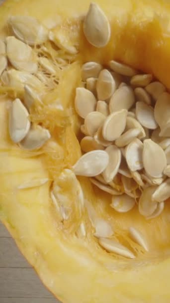 Dikey Video Kamera Bir Hokkaido Balkabağının Üzerine Düşer Tohumları Elimle — Stok video