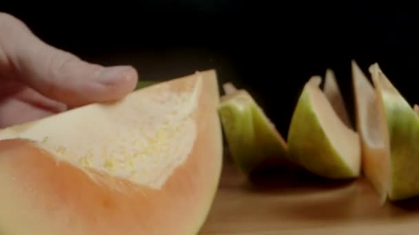 Toco Carne Papaya Sin Semillas Con Dedo Sobre Fondo Negro — Vídeos de Stock