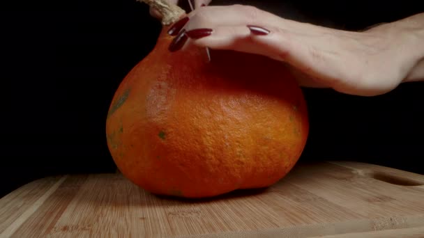 Donna Lotta Tagliare Una Piccola Zucca Hokkaido Resistente Resistente Coltello — Video Stock