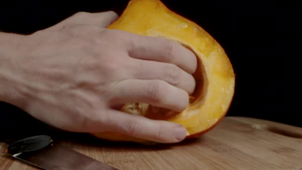 Erkek Bir Küçük Bir Hokkaido Balkabağının Tohumlarını Acımasızca Çıkarır Dolly — Stok video