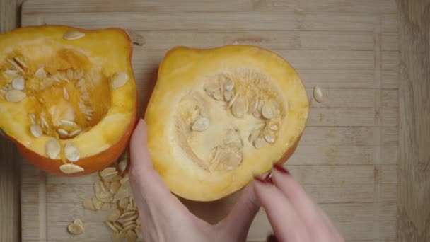 Ovanifrån Kvinnas Hand Extrahera Frön Från Halv Hokkaido Pumpa Närbild — Stockvideo