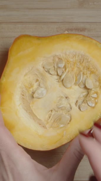 Dikey Video Bir Hokkaido Balkabağının Yarısından Tohum Çıkaran Bir Kadının — Stok video