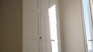 Güneş ışığının sabahları seni uyandırmasını önlemek için Ağır Perdeli Yatak Odası 'nın genel görünümü. Perdeleri Rüzgarda Dalgalanan Büyük Pencere. Parlak İçişleri.