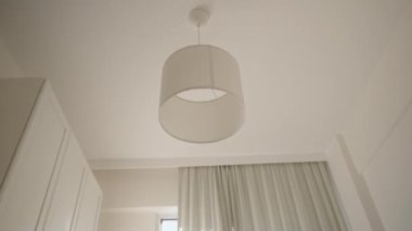 Güneşli Sabah, Parlak Yatak Odasının İçindeki Yatakta Bir Adam Yatıyor, Tavana ve Tavandan Tavana Bakıyor. Güneş ışınları ağır perdeyi delip geçiyor, Ilık bir parıltı saçıyor.