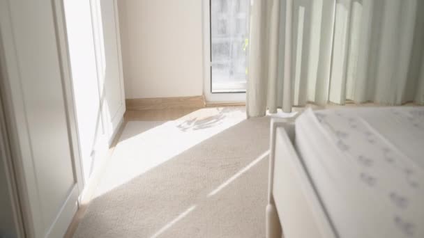 Lichtstrahlen Fallen Auf Einen Weißen Teppich Einem Hellen Schlafzimmer Vorhänge — Stockvideo