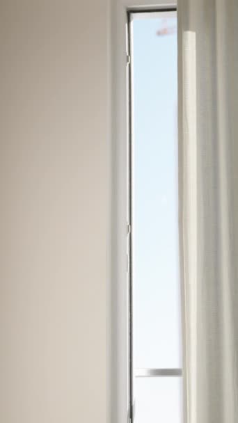 垂直录像 清晨的阳光透过大楼到天花板的窗户照亮了卧室 厚重的窗帘只允许一束微光穿透房间 — 图库视频影像