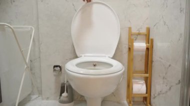 Bozulmamış tuvalet, Lid 'i indiriyorum, ve yavaşça kapanıyor, gürültülü çarpmayı önlemek için yumuşak kapatma mekanizması ile donatılmış..