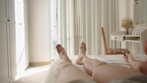 Morgens Einem Hellen Schlafzimmer Wirft Eine Frau Ihre Beine Über — Stockvideo