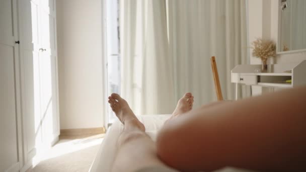 Para Mężczyzna Kobieta Leżą Łóżku Sypialni Patrząc Perspektywy Pierwszej Osoby — Wideo stockowe