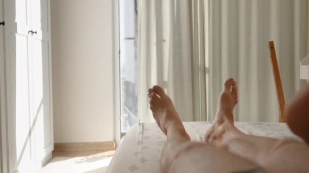 Ein Mann Liegt Auf Dem Bett Während Eine Frau Ihre — Stockvideo