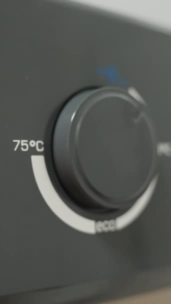 Video Verticale Una Mano Maschile Regola Regolatore Temperatura Base All — Video Stock