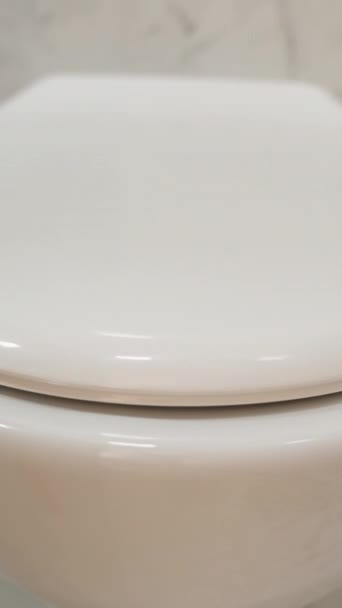 Dikey Video Beyaz Bir Tuvaletin Yakın Plan Görüntüsü Erkek Eli — Stok video