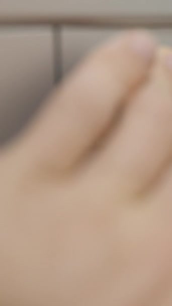 Вертикальное Видео Крупный План Мужской Руки Нажимающей Серую Кнопку Двойного — стоковое видео