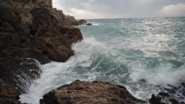 Yavaş Çekimde, Bir Deniz Fırtınası Panoraması, Kayalara Karşı Çarpan Dalgalar, ve Bana Doğru Uçan Su Spreyleri.