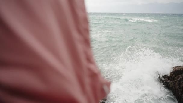 Aus Der Sicht Der Dritten Person Hinter Einem Rosafarbenen Kapuzenregenmantel — Stockvideo
