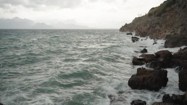 Bouře Moři Vlny Narážejí Vysoké Skály Pomalý Pohyb — Stock video
