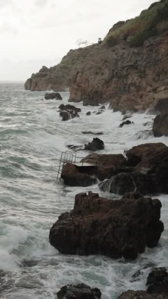 Vídeo Vertical Tormenta Mar Las Olas Chocan Contra Las Rocas — Vídeo de stock