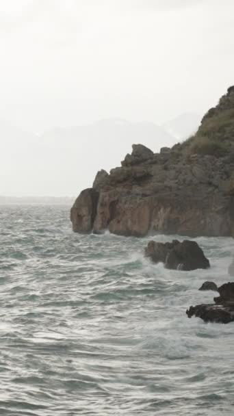비디오 굽이치는 바다와 캐스트 그리고 절벽에 대하여 스플래시 슬로우 — 비디오