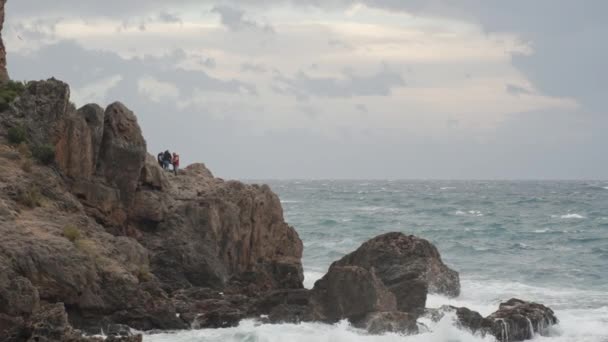 Tempête Mer Avec Fortes Vagues Trois Pêcheurs Sur Une Haute — Video