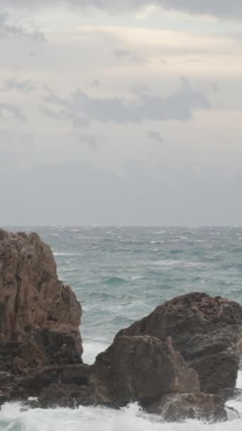 Vertikální Video Bouře Moři Silnými Vlnami Tři Rybáři Vysokém Útesu — Stock video