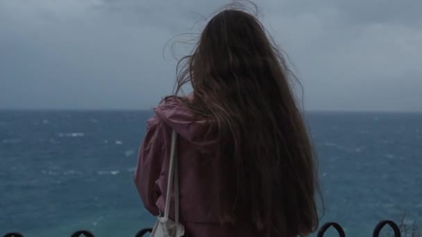 Deniz Kıyısındaki Bir Uçurumun Kenarında Duran Yalnız Kadın Fırtına Güçlü — Stok video