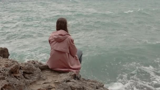 Yalnız Kadın Jagged Kayalıklarda Oturur Dalgaların Güçlü Dalgalarını Denizde Zler — Stok video
