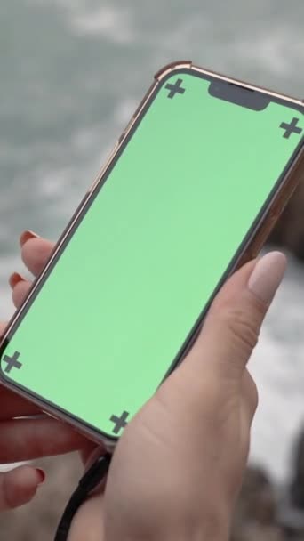Dikey Video Elinde Yeşil Ekran Zleme Şaretleri Olan Telefonu Tutan — Stok video