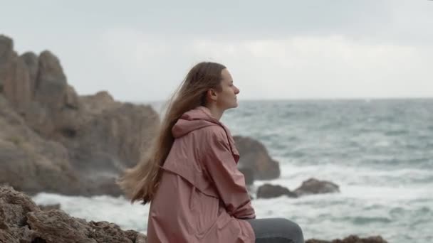 Ensom Ung Kvinde Dårligt Humør Sidder Klipper Ved Det Stormfulde – Stock-video
