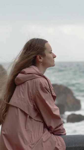 Dikey Video Kasırga Denizi Kıyısındaki Kayalıklarda Yalnız Genç Kadın Dalgalar — Stok video