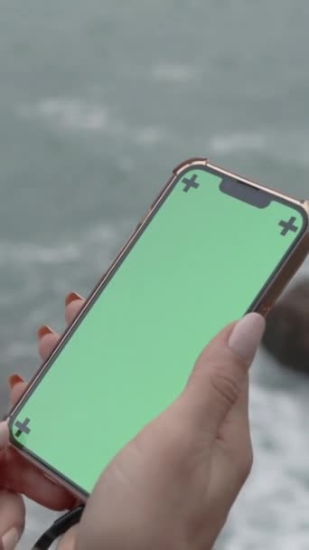 Vertikal Video Smartphone Med Grön Skärm Och Spårmarkörer Hålls Kvinna — Stockvideo