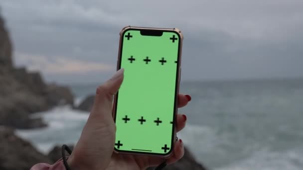 Smartphone Green Screen Sledovací Značky Pozadí Zataženého Počasí Moři Vysokých — Stock video