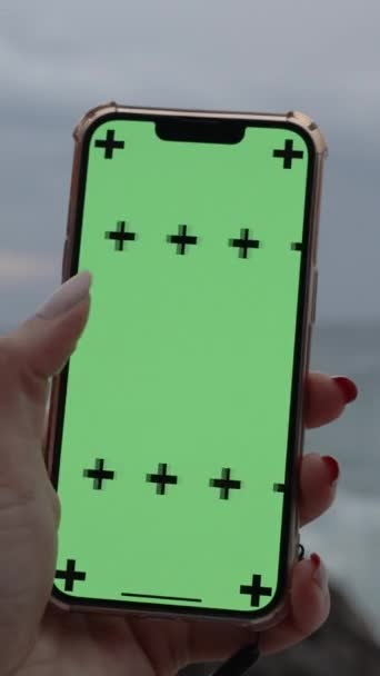 Vertikální Video Smartphone Green Screen Sledovací Značky Pozadí Zataženého Počasí — Stock video