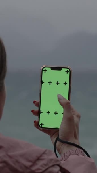 Dikey Video Başının Arkasından Bir Kadın Yeşil Ekrandaki Büyük Parmakla — Stok video