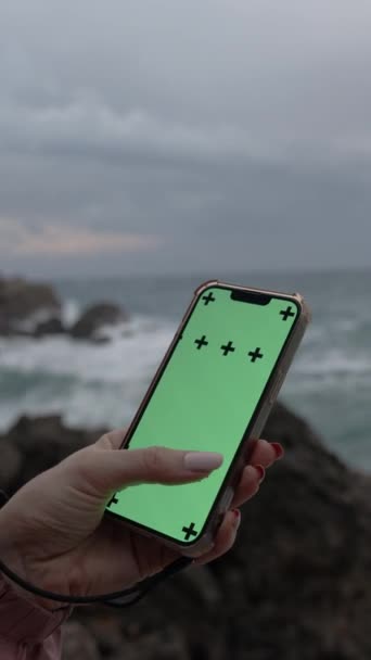 Dikey Video Kadının Eli Yeşil Ekran Zleme Şaretleyicili Akıllı Telefon — Stok video