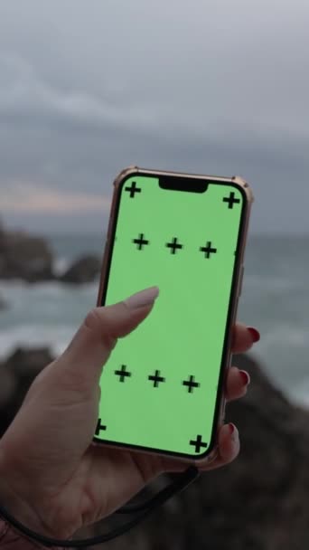 Vertikální Video Ženský Prst Přejíždí Přes Smartphone Zelenou Obrazovkou Značkami — Stock video